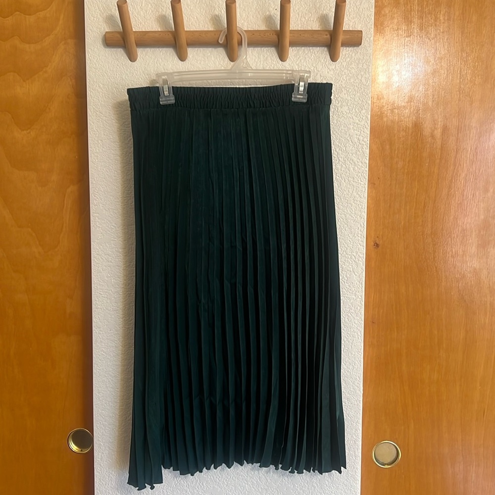 Dark green silky accordion skirt. Size XL.